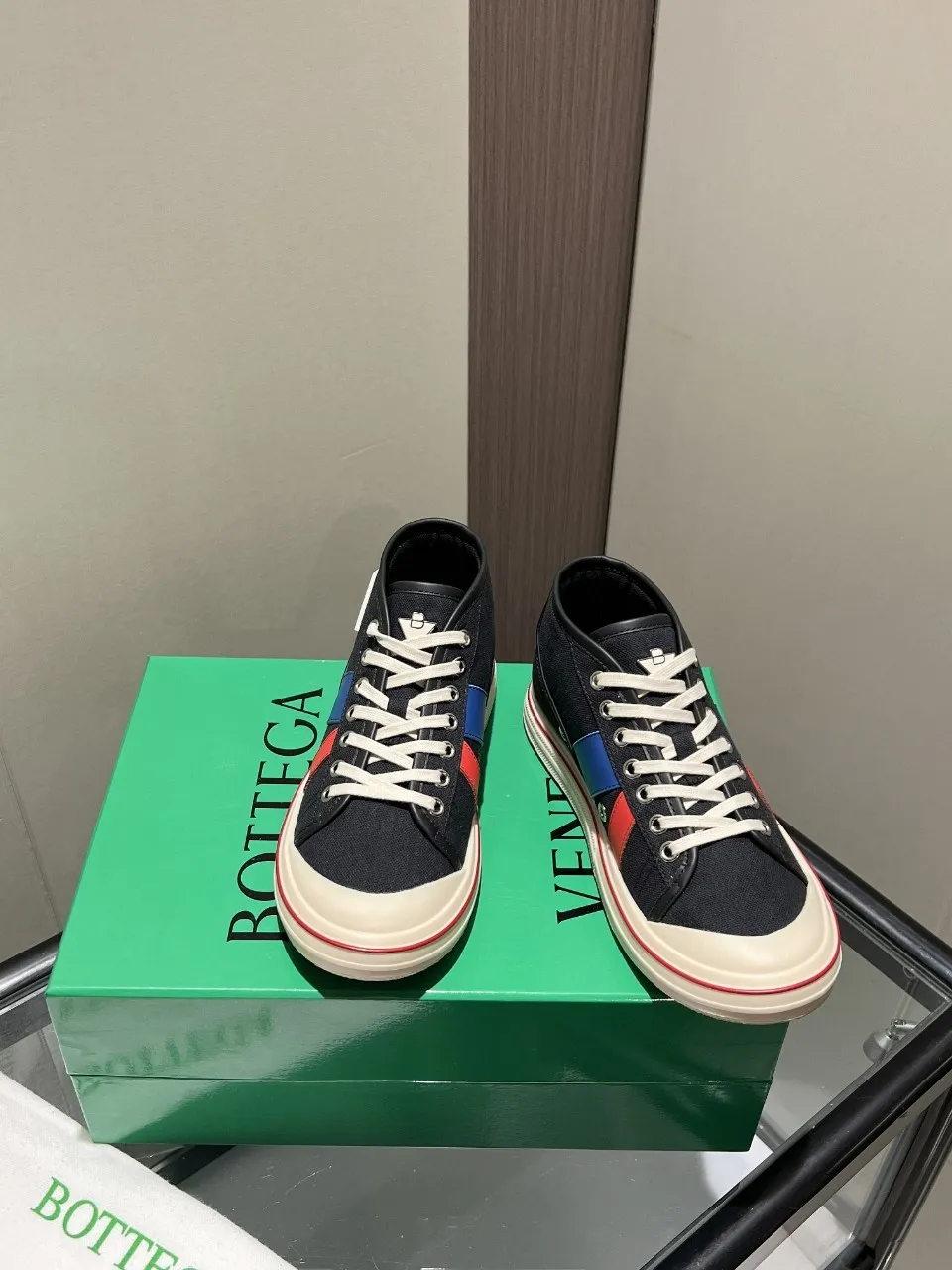 p540🐮🐮Bottega Veneta BV's latest Eliot series, retro basketball shoes, casual sports canvas shoes, become gods when they are launched! [Celebration] [Celebration] A 1:1 copy of the original version, [Fireworks] original material, [Fireworks] original color system, inspired by retro basketball sneakers, the color combination highlights youthful vitality, and perfectly interprets the theme of youth and childlike innocence. The details are also very particular. The summer canvas brings excellent durability and comfort. Designs such as calfskin trim, rubber toe caps and hand-painted retro red lines are full of retro feel. The round toe and convex sole add a modern feel and are suitable for various styles. Easily create a fashionable atmosphere. The upper foot is the focus...can be worn as a couple's shoes...each shoe has more taste and attitude! Fabric: Original customized high-density canvas + cowhide Lining: Original customized breathable canvas Insole: movable latex cowhide insole. Sole: original molded non-slip and wear-resistant TPU material. Sole thickness: 3cm. Size: women's size 35#-40#, men's size 39#-45#.